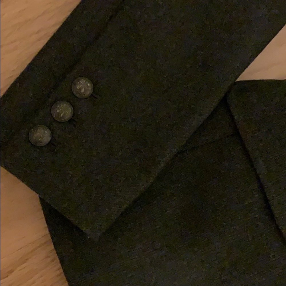 Vineyard vines suit jacket pockets & anchor button - Picture 5 of 16